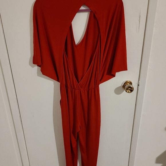 Red backless jumpsuit - Picture 2 of 2
